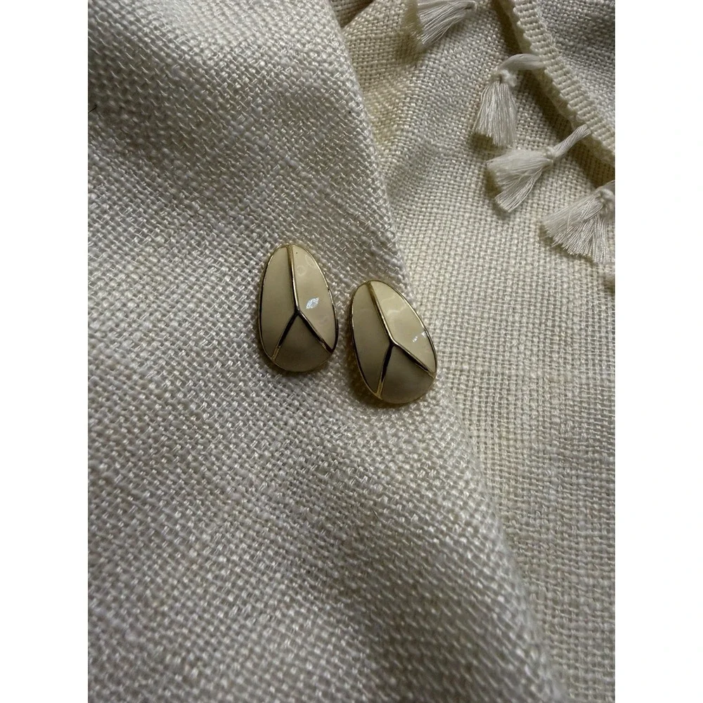 Vintage Trifari Gold Tone Cream Enamel‎ Oval Stud Earrings Signed MCM Geometric